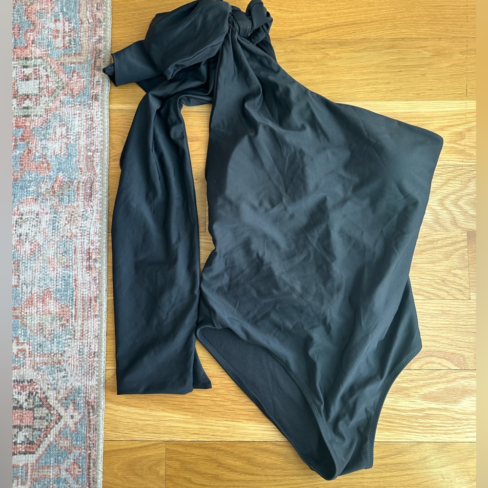 Caitlin m Covington x pink Lilly - black one shoulder bathing suit - size L